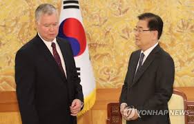 정의용 청와대 국가안보실장이 이끄는 특별사절단이 비핵화를 위한 북미 대화를 이끌어 내기 위해 북한과 미국을 방문한다. ì ìì© ë¹ê±´ 8ì¼ ë©´ë´ ê¸´ë°í ëë¶ ì¡°ì¨ ì¬íì¸ ì°í©ë´ì¤