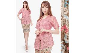 Modelnya dijamin sangat variatif.anda tinggal menyesuaikannya dengan kebutuhan serta karakter anda sendiri. 10 Cara Pilih Model Kebaya Untuk Orang Pendek Agar Terlihat Tinggi