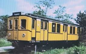 Ein Ausgemusterter B1grossprofil U Bahnwagen War Auf Dem Gelande Der Buga 1985 Heute Britzer Garten Als Infopunkt Bis 1998 Aufgestellt Aufsteller Bahn Garten