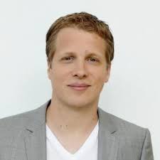 Damit eckt er zwar oft an, sorgt aber auch für den ein oder anderen lacher. Oliver Pocher Lyrics