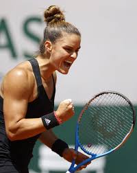 Zij speelt rechts­handig en heeft een tweehandige backhand. Maria Sakkari Stuns Swiatek To Reach Roland Garros Semis Ubitennis