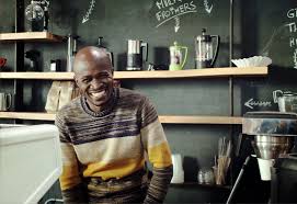 Persona sonriendo frente a su presupuesto mensual ordenado con el método 50/30/20