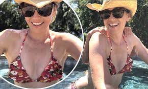 Measurements sexy photos with height and weight complete biography imdb list of movies with personal info boyfriend etc. Elizabeth Banks Stuns In A Floral Print Bikini As She Enjoys Memorial Day In The Pool Daily Mail Online