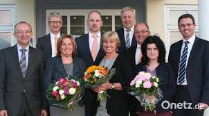 Adresse, telefon, fax, öffnungszeiten, kundenrezensionen, karten, wegbeschreibungen und mehr. Raiffeisenbank Hirschau Ehrt Mitarbeiter Uber Viele Jahre Der Bank Treu Onetz