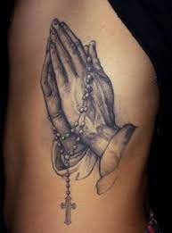 Hand tattoo 3d kreuz gebetskette hand tattoo betende hande. Top 9 Cool Und Stylish Betende Hande Tattoo Designs Barbaramode Com Betende Hande Tattoo Religiose Tattoo Betende Hande