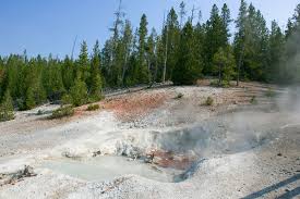 The basin is comprised of two distinct sections: Norris Geyser Basin Brennis Reisewelt
