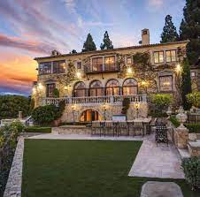 Classy Architecture Priced At 13 900 000 Listed By Sothebysrealty Tophomes Mansions House Prices Mansions Homes
