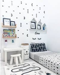 Desain kamar tidur yang memiliki ruang cukup besar tentunya lebih membutuhkan sentuhan dalam menentukan cara penataannya. Desain Kamar Anak Remaja Minimalis