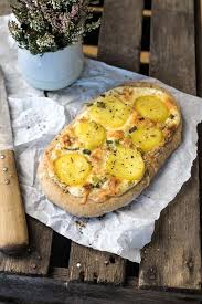 Knusprige Fladen Mit Kartoffeln Schmand Fruhlingszwiebeln Und Speck Rezept Rezepte Fingerfood Rezepte Fladen