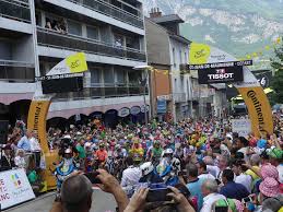 Du samedi 6 juillet au dimanche 28 juillet 2019, le 106ème tour de france comprend 21 étapes pour une distance totale de 3 460 kilomètres. Datei 19e Etape Tour De France 2019 Depart A St Jean De Maurienne Jpg Wikipedia