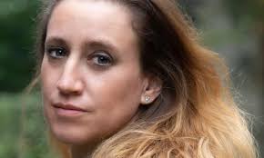 L'affaire valérie bacot, également connue comme l'affaire de la clayette, est une affaire judiciaire française, qui fait suite au meurtre par balle de daniel polette par son épouse valérie bacot. Te8vosn0xxu 2m