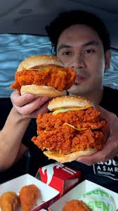 Burger Luna dia sedap! 🤤 Korang kena try @lunalunamys Setia City Mall ni.  Fast food tapi Malaysian flavours! Menu di @lunalunamys ada Nasi,  Spaghetti, Burger dan Ayam Goreng. Korang WAJIB try the