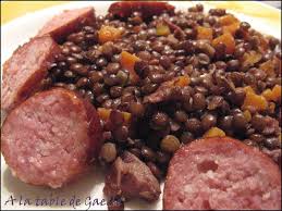 Saucisses Lentilles A Bas Les Mauvais Souvenirs De Cantine A La Table De Gaelle Recettes De Cuisine Saucisse Lentille Recette Saucisse Lentille
