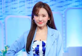 She started her career in 2001 as part of the south korean pop group kiss, although it disbanded the next year. Hari Won Khoc Tiáº¿t Lá»™ Ly Do ChÆ°a Thá»ƒ Co Con Vá»›i Tráº¥n Thanh Vietnamnet