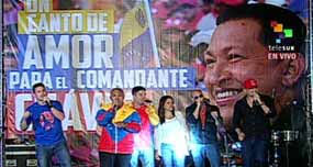 Artistas e poetas homenageiam Chávez e apoiam Maduro em show