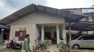 Saat diperiksa, rusdi tidak mampu menunjukkan sim dan stnk resmi kepada petugas, malah justru menunjukkan surat dari kekaisaran sunda nusantara. 16pmtwrduvpbam