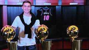 صورة ديبالا يتلقى هدية من نجم ميامي هيت نشر النجم الأرجنتيني باولو ديبالا لاعب يوفنتوس الإيطالي صورا له على حسابه في موقع التواص talk show instagram paulo