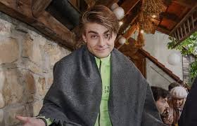 Poté, co kolem sebe chodili s předstíraným nezájmem, vyhýbali se přímému pohledu a při setkání spolu prohodili pár nicneříkajících slov, konečně nechali své lásce otevřené dveře. Stripky Z Maskerny Slunecne Nejvetsi Sampon Je Marek Lambora Bez Laku Se Nehne