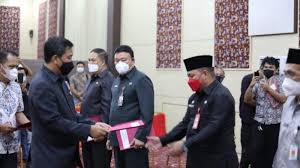 Mana itu janji steven jam feat berry saint locco. Jemmy Ringkungan Ditunjuk Penjabat Sekda Kota Tomohon Otomatis Jadi Plh Wali Kota Tribun Manado