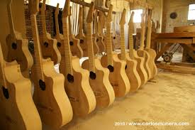 Resultado de imagen para personas fabricando guitarras