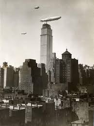 Zeppelin Bij Empire State Building In Aanbouw Zeppelin Near The Empire State Building Under Construction Old Photos Photo Vintage Photography