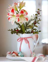 27 Pretty Christmas Flower Arrangements You Can Make At Home Christmas Flower Arrangements Christmas Centerpieces Christmas Arrangements