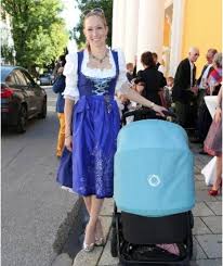 (0 89) 87 66 81. Romantisches Jawort Renata Kochta Und Thomas Frank Hochzeit In Tracht Dirndl Hochzeit Schurze