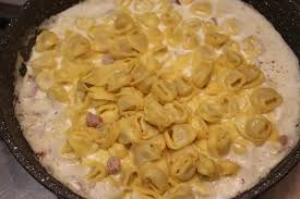 Amato da grandi e piccini, è la giusta soluzione se avete poco tempo a disposizione ma volete fare centro con i vostri amici o la vostra famiglia. Tortellini Panna E Prosciutto Gran Consiglio Della Forchetta