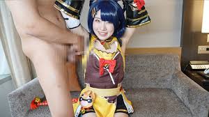 日本のコスプレイヤーは男に脇の下と手コキを与えます。