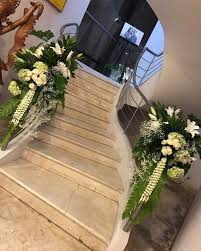 Jasa dekorasi duka cita dengan berbaragi rangkaian standing flower, bunga salib, bunga altar dan rangkaian lain. Dekorasi Rangkaian Bunga Tangga Decor Home Decor Stairs