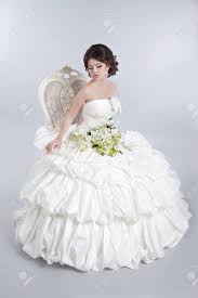 Ihre kleider sind auf der ganzen welt in ausgewählten ateliers erhältlich. Schone Attraktive Braut Modell Tragt Im Hochzeitskleid Mit Voluminosen Rock Studio Foto Lizenzfreie Fotos Bilder Und Stock Fotografie Image 34281615