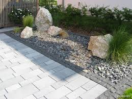 Pflegeleichter Vorgarten Mit Grossen Steinen Und Grasern Vorgarten Vorgarten Design Garten