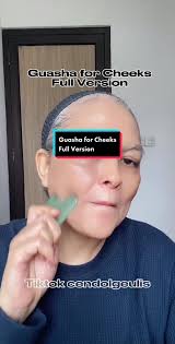 Guasha untuk Pipi: Cara Meningkatkan Kontur Wajah