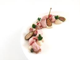 Vitello Tonnato Ein Klassiker Unter Den Italienischen Vorspeisen Normalerweise Wird Fur Dieses Gericht Ein S Italienische Vorspeisen Rezepte Gourmet Rezepte