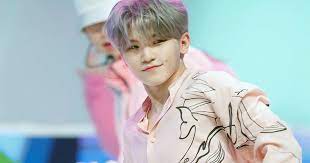 He uses a hand mic the most, but i've also noticed jeonghan and the hip hop unit also tend to favour hand mics. Seventeen Thinks Woozi Is The Ultimate Angel When Helping Them Do This Koreaboo