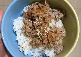 Lapisan dagingnya lebih keriting dan lebih tipis dibanding dengan gerai gyudon lain. Resep Beef Bowl Original Mirip Punya Yoshinoya Oleh Ayrine Tjandra Cookpad