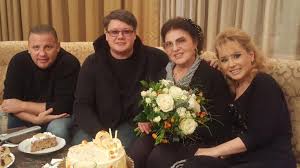 Fotografie RarÄƒ Dovada CÄƒ Fuego A Fost Adoptat De CÄƒtre Irina Loghin Artistul Apare AlÄƒturi De CantÄƒreaÈ›a De MuzicÄƒ PopularÄƒ È™i Cei Doi Copii Ai Dumneaei Antena 1
