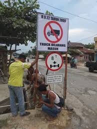 Meng·hi·lir·kan v 1 menghanyutkan ke hilir; Peduli Keselamatan Pengendara Dan Kondisi Jalan Fpan Pasang Rambu Riau1 Com