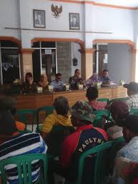 Suasan kerja pabrik garmen, sewig production suasana ruang kerja produksi bagian sewing di pabrik garmen. Akan Beroperasi Investor Garmen Silaturahmi Ke Warga Bangsri Situs Berita Online Brebes