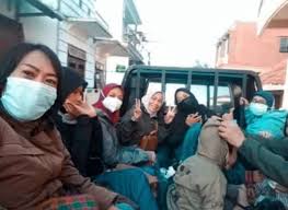 Komik arisan sudah waktunya pulang : Tujuh Orang Masih Satu Keluarga Tewas Pulang Arisan Mobil Bak Yang Ditumpanginya Menabrak Pohon Portal Brebes Halaman 2