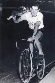 Palloncini che volano nel cielo, aerei e jet che con le loro scie di fumo colorato disegnano gli anelli olimpici nel cielo, tamburi a scandire il ritmo e l'inizio di quella che è stata l' edizione xviii inaugurata il 10 ottobre 1964. Pin Su Track Bikes