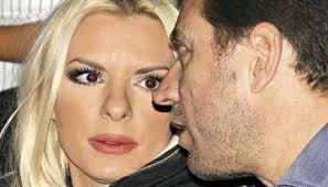 Τελείωσε το μεταφραστικό τμήμα του γαλλικού ινστιτούτου ενώ παράλληλα ασχολείτο με την ποίηση και τη στιχουργία. 8a Nty8ei Nyfh Gia Deyterh Fora H Annita Pania Irafina