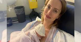 Direkt efter förlossningen blir läkarna likbleka i ansiktet