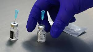 Wenn sie es von sich aus machen möchte, ok. Mitarbeiterin Spritzt Kochsalzlosung Statt Biontech Impfstoff