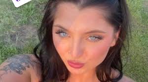 Larissa Strong (@larissastrong) • Instagram photos and videos