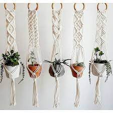 This macrame owl wall hanging is a simple diy that will definitely add a vintage charm to your wall. Diese Wunderschone Vintage Truppe Wurde Von Einem Der Besten Makrameekunstler Macrame Plant Hanger Patterns Macrame Design Macrame Plant Hanger Tutorial