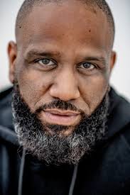 Willie Wartaal over zijn verslaafde moeder: 'Ik heb me als kind geschaamd  voor dit verhaal'