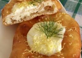 Gotujemy ziemniaki, gnieciemy na papkę, odkładamy na bok do ostudzeni podałam je z sosem z cukinii i było pysznie:)ale można też podać z gulaszem mięsnym polecam na. Langosze Z Gulaszem Przepisy Jak Zrobic Doradcasmaku Pl