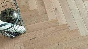 motif chevrons avec ce parquet en chene blanchi a baton rompu reference parquet flottant chene authentique tufeau 12 mm coll parquet parquet en chene chene