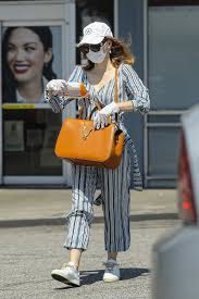  4   5  seus pais eram muito jovems quando ela nasceu. Jessica Chastain Wears Protective Mask And Gloves While Shopping For Baby Essentials In Palos Verdes California